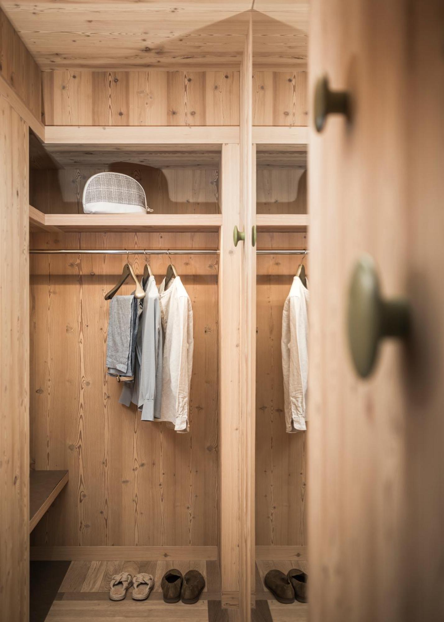 Falkensteiner Hotel Kronplatz - The Leading Hotels Of The World (Adults Only) Riscone Phòng bức ảnh A wardrobe