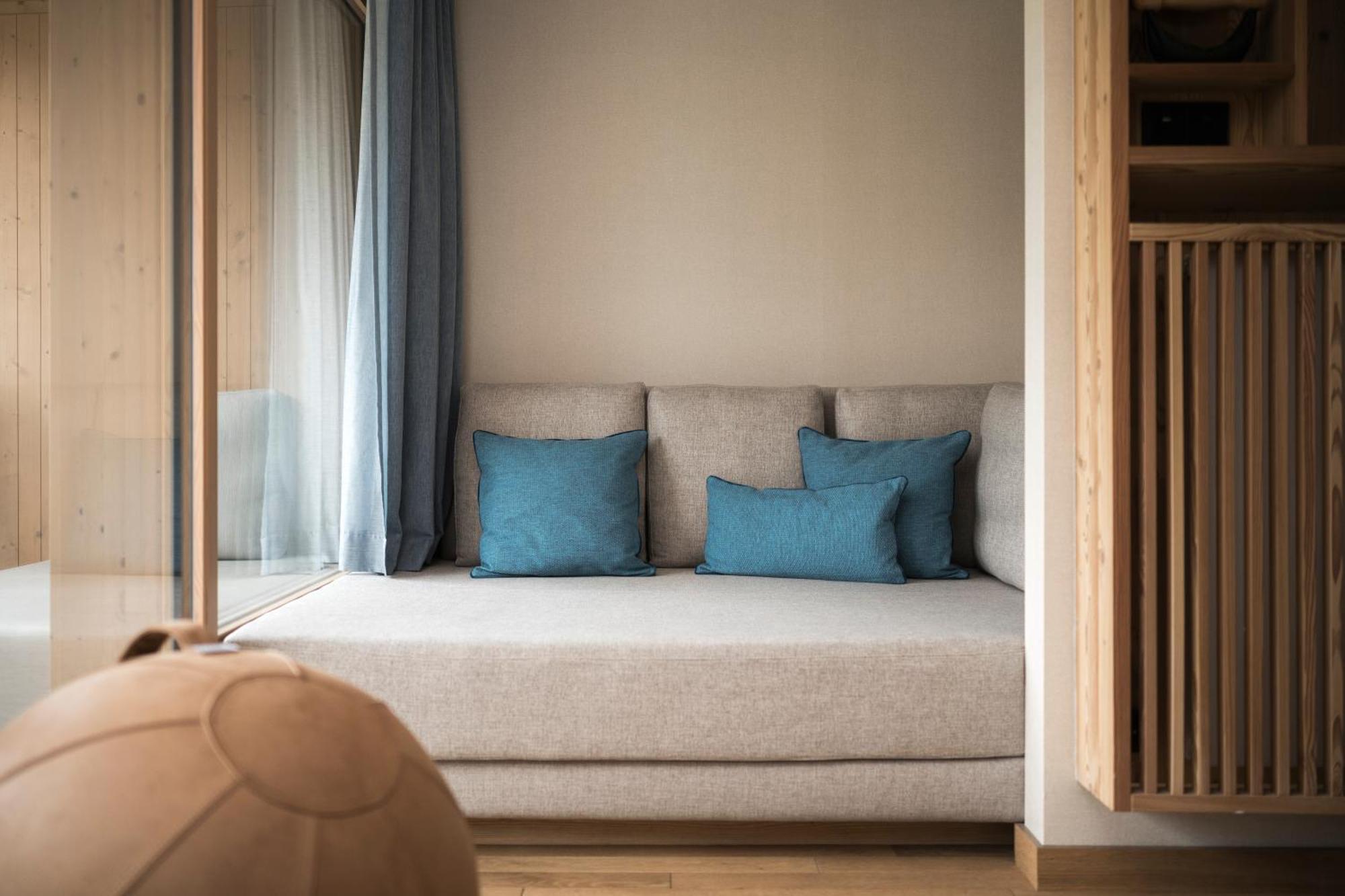 Falkensteiner Hotel Kronplatz - The Leading Hotels Of The World (Adults Only) Riscone Phòng bức ảnh A sofa bed