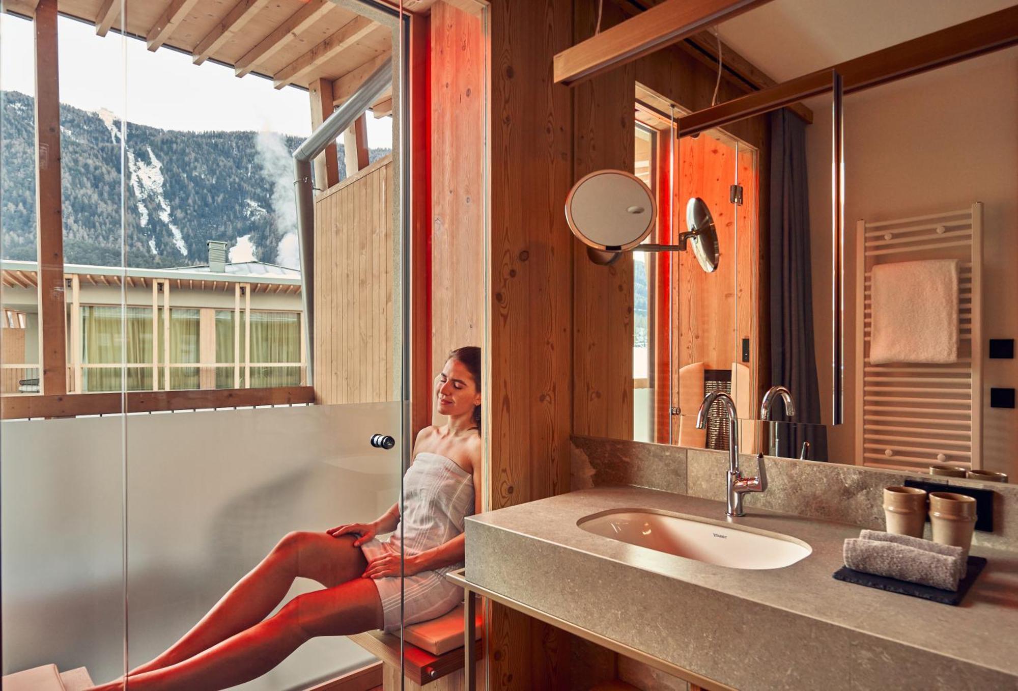 Falkensteiner Hotel Kronplatz - The Leading Hotels Of The World (Adults Only) Riscone Phòng bức ảnh A woman in a shower